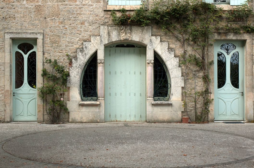 façade sud, portes centrale et latérales