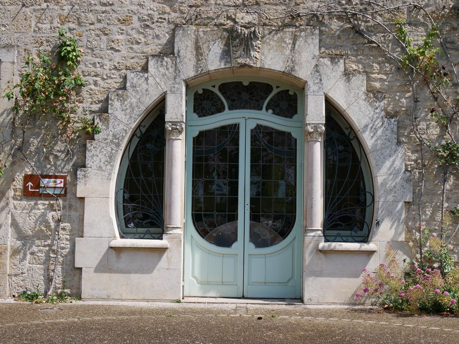 façade sud, porte d’accès centrale