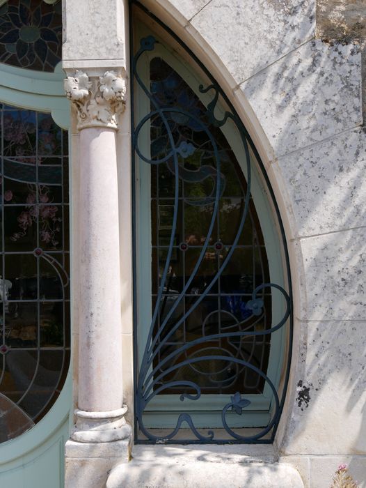 façade sud, porte d’accès centrale, détail