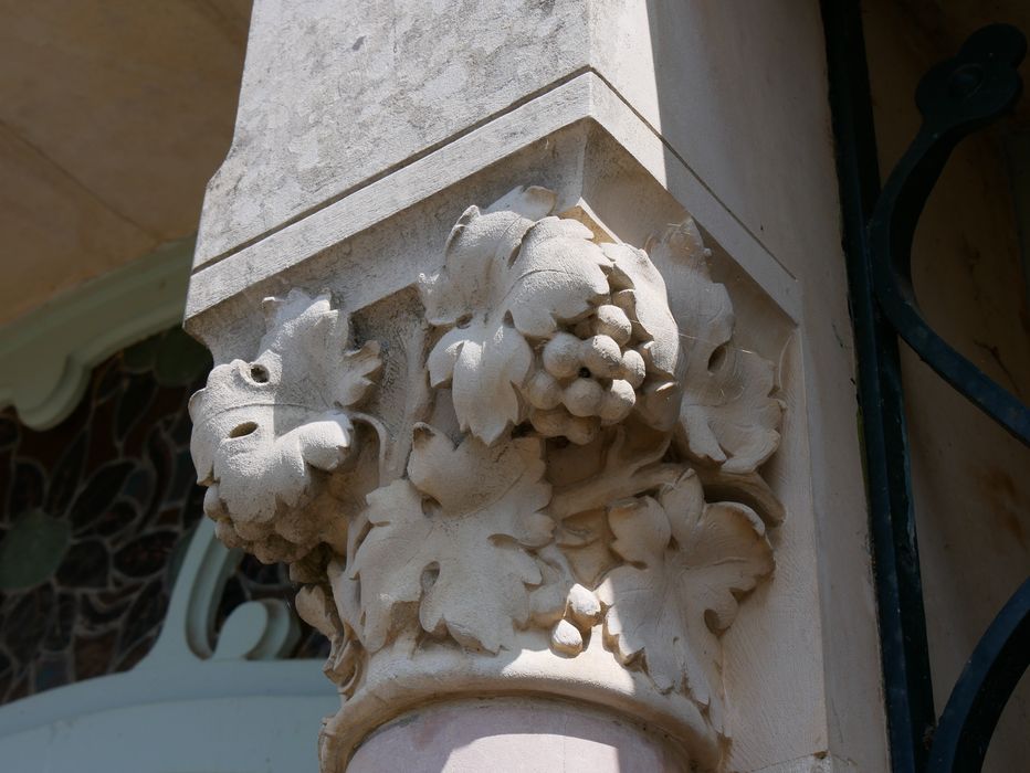 façade sud, porte d’accès centrale, détail d’un chapiteau sculpté