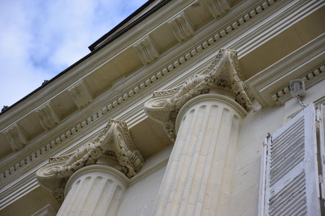 façade sud-ouest, détail des chapiteaux des colonnes