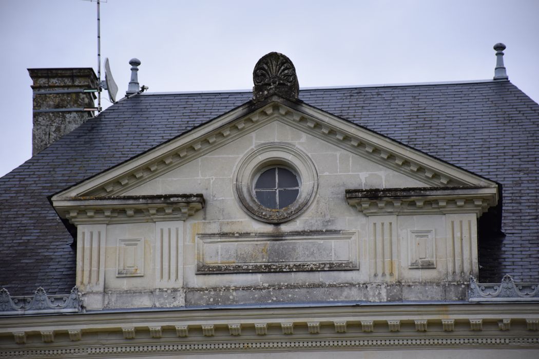 façade sud-ouest, détail du fronton