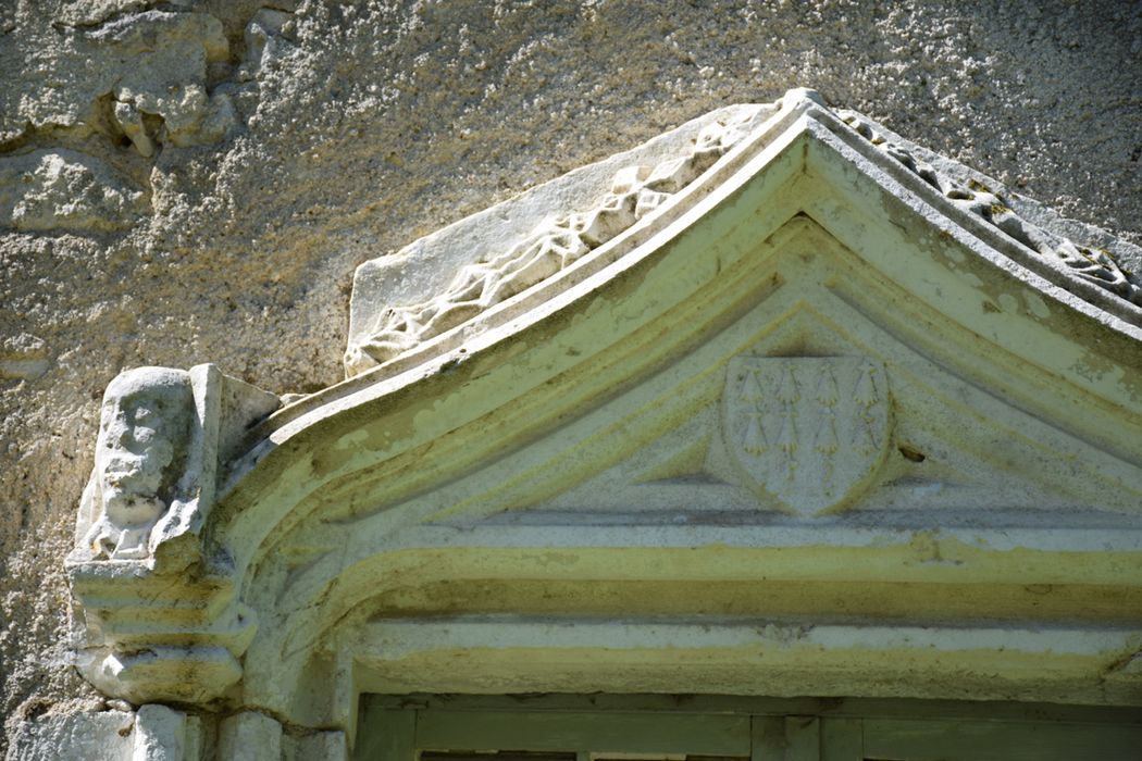 façade nord, pavillon central, encadrement de fenêtre (éléments rapportés)