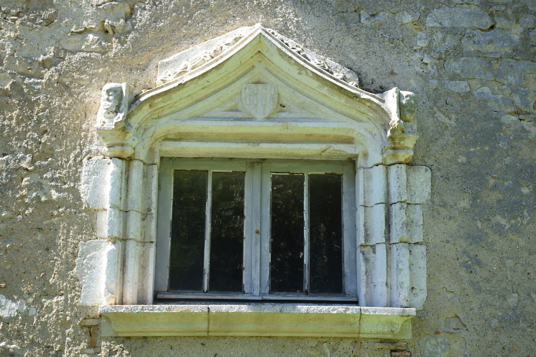 façade nord, pavillon central, encadrement de fenêtre (éléments rapportés)