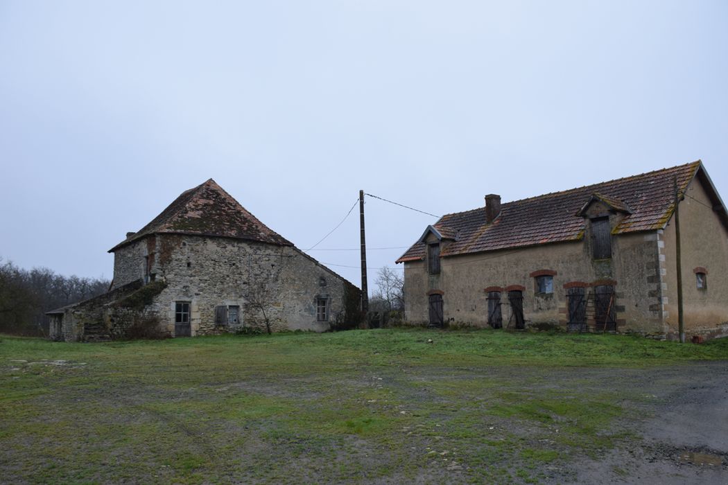 ferme de la Roche, vue générale des bâtiments sur la cour (logis et grange)