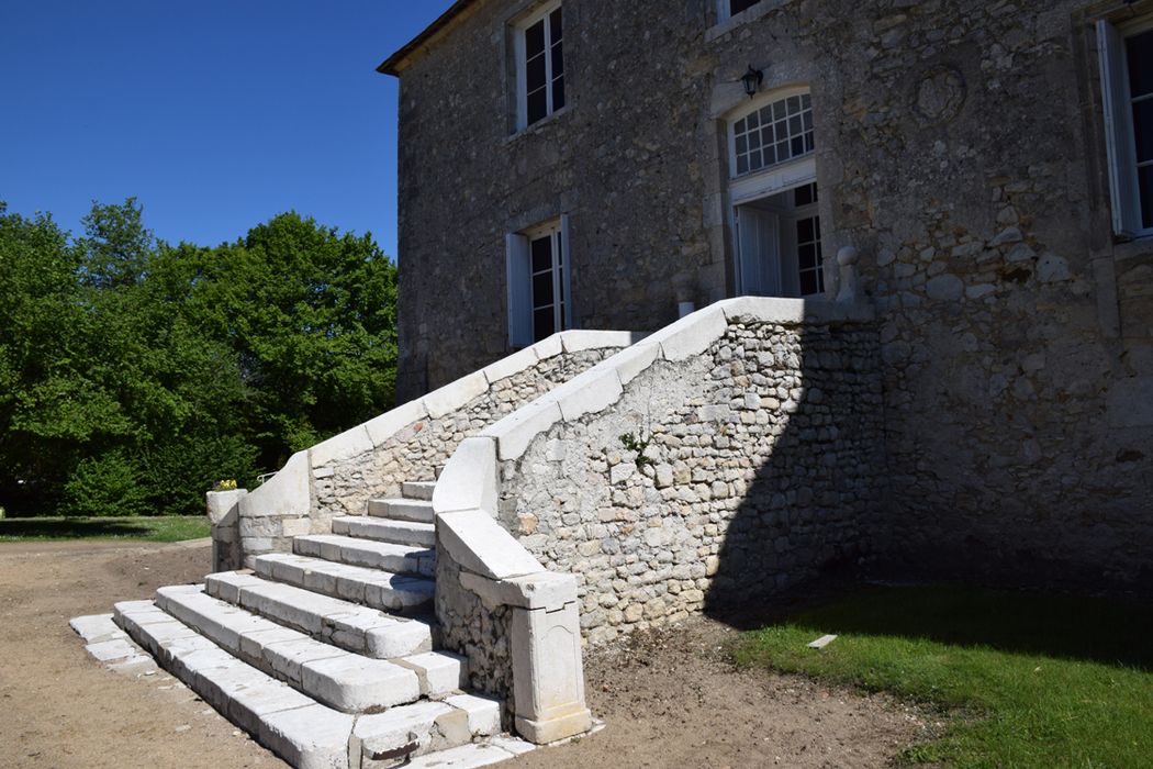 façade sud, escalier extérieur monumental