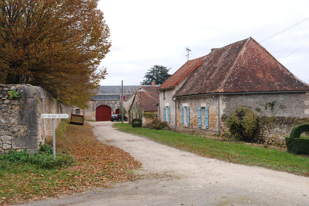 habitation sud longeant le chemin d’accès est