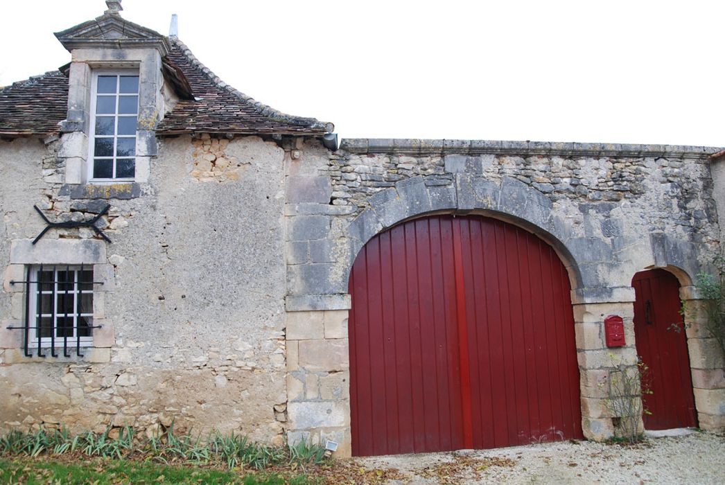 portail monumental d’accès ouest à la cour intérieure