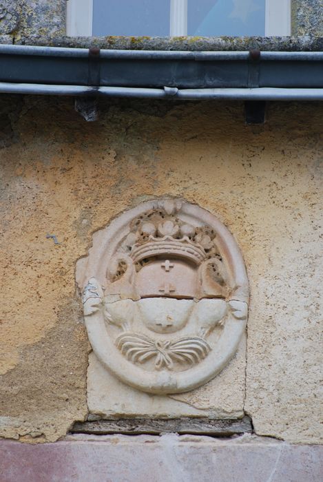 aile est, façade ouest, détail d’un bas-relief armorié situé au-dessus de la porte d’accès