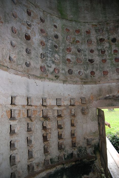 pigeonnier, vue partielle des boulins