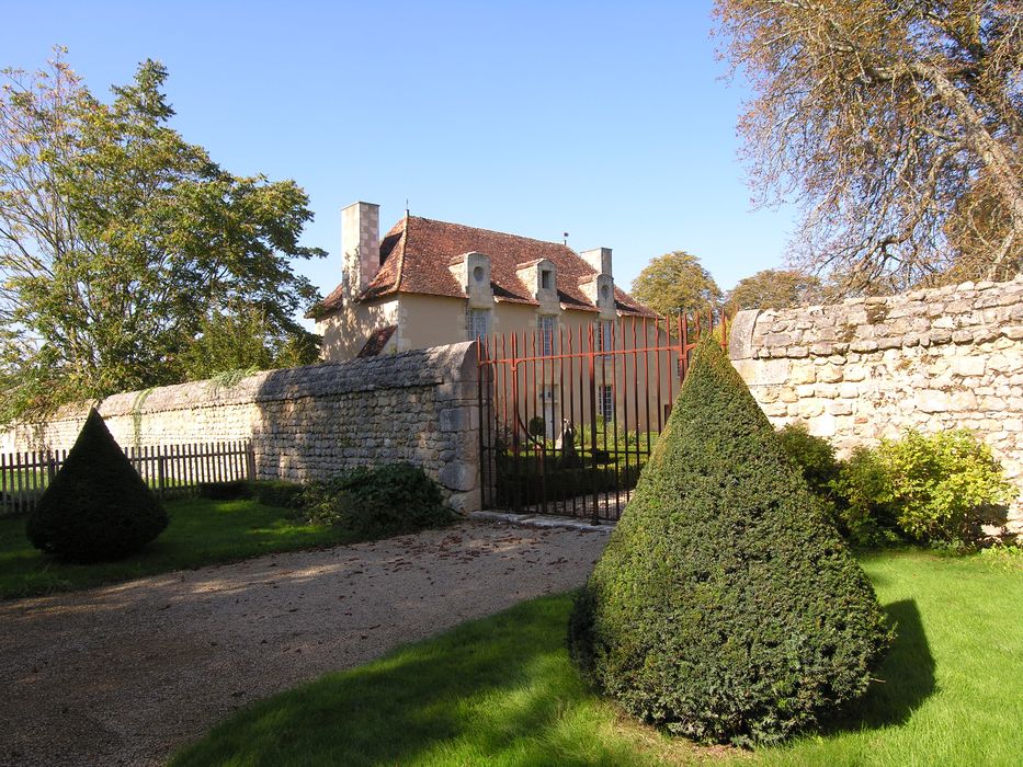 grille d’accès sud à la cour intérieure