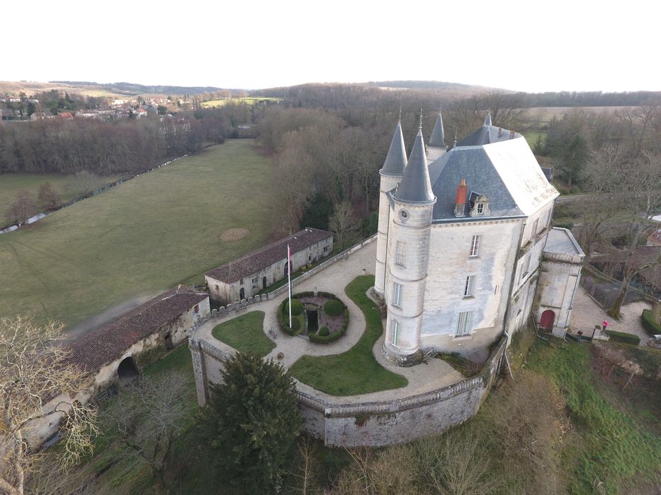 vue générale du château dans son environnement depuis le Nord