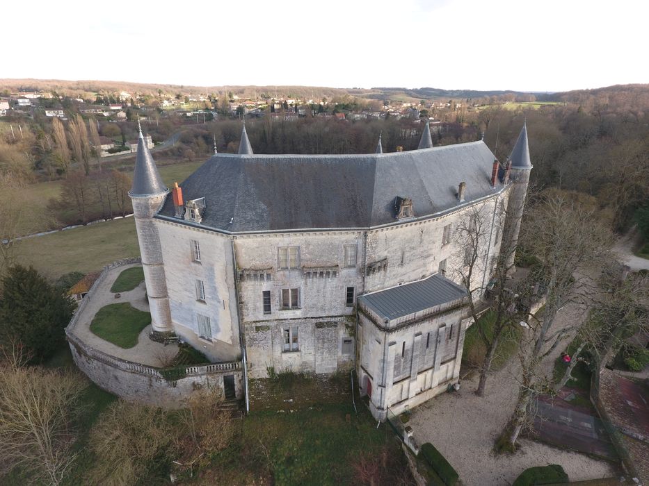 vue générale du château dans son environnement depuis le Nord-Est