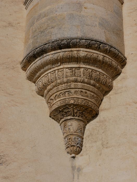 façade est, détail de l’encorbellement de la tourelle centrale