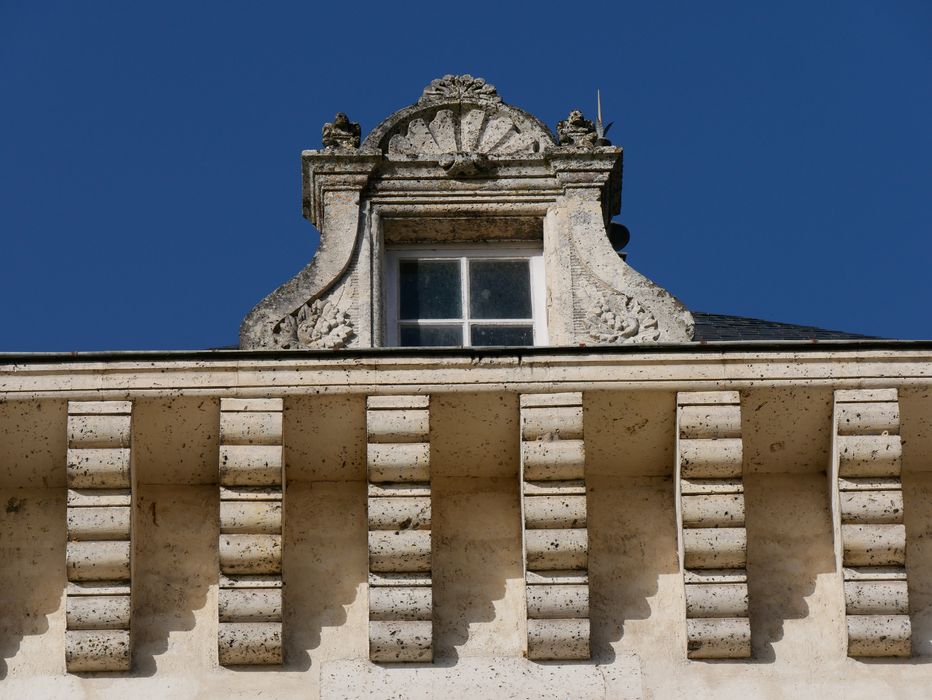 façade est, détail d’une lucarne