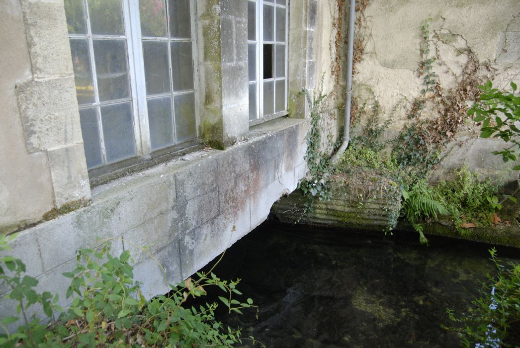 moulin, vue partielle du bief