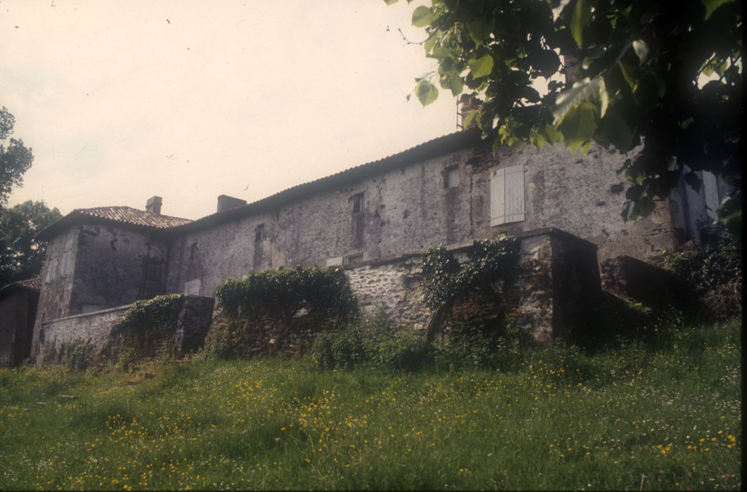 logis, façade nord-est, vue partielle