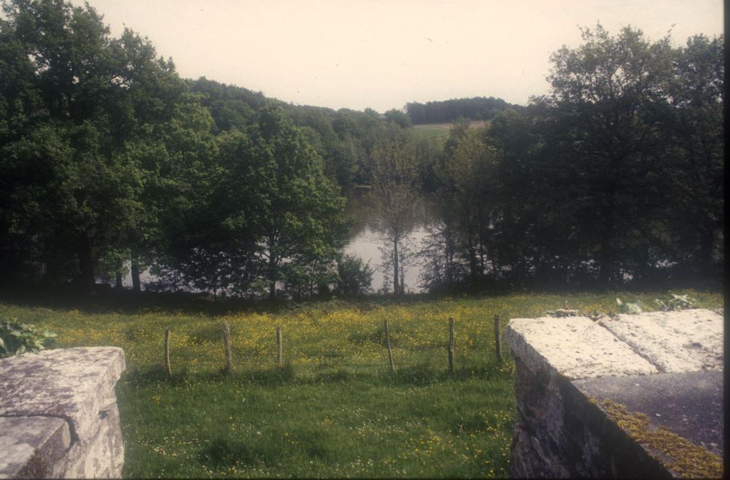 vue générale sur un des étangs depuis le logis