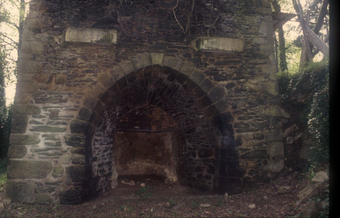 vestiges du haut-fourneau, détail d’une inscription