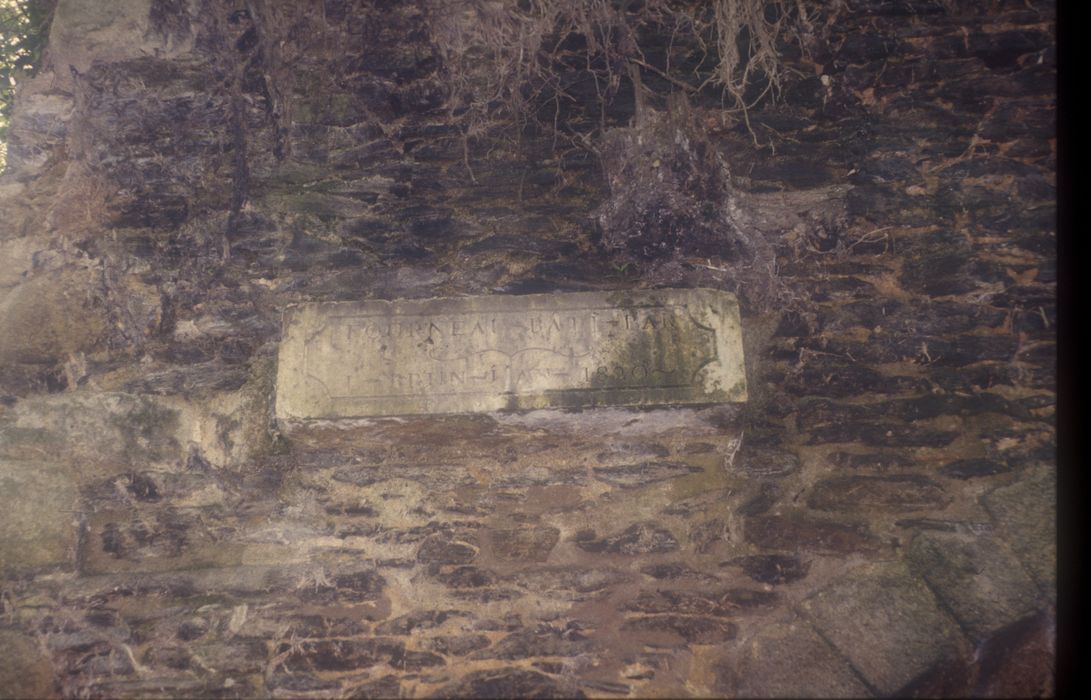 vestiges du haut-fourneau, détail d’une inscription