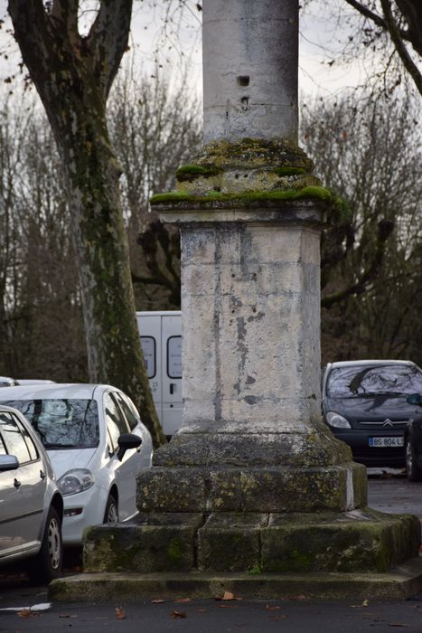 vue générale de la colonne, détail du socle