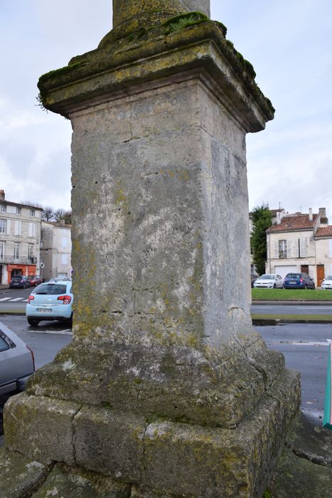 vue générale de la colonne, détail du socle