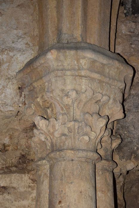 cave, détail d’un chapiteau sculpté