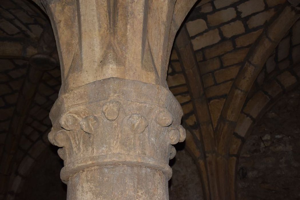 cave, détail d’un chapiteau sculpté