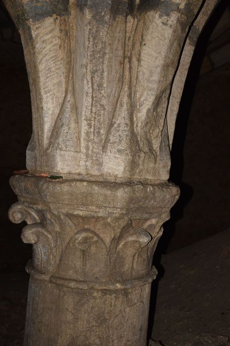 cave, détail d’un chapiteau sculpté