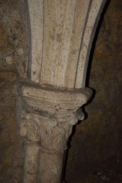 cave, détail d’un chapiteau sculpté