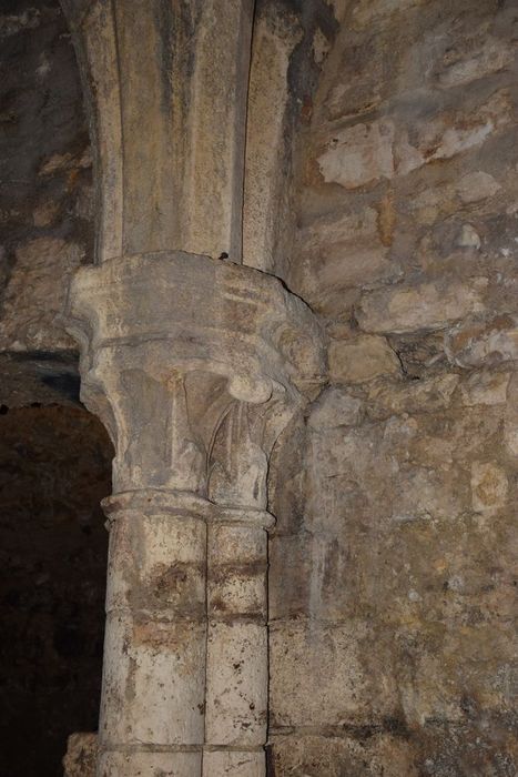 cave, détail d’un chapiteau sculpté