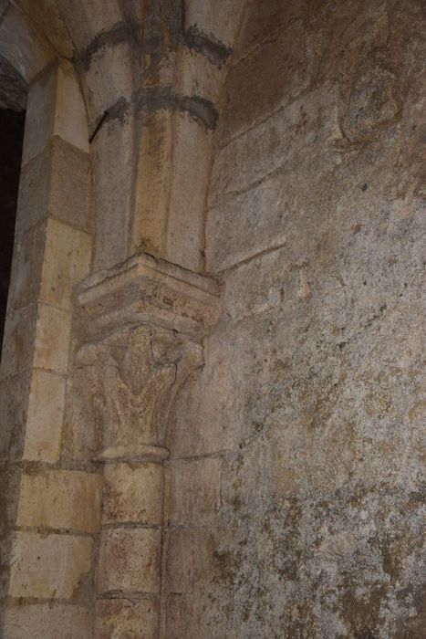 cave, détail d’un chapiteau sculpté