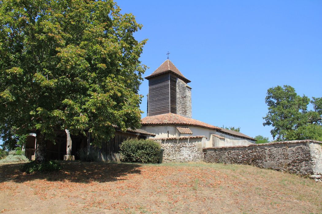 vue partielle de l’église dans son environnement depuis le Sud-Ouest