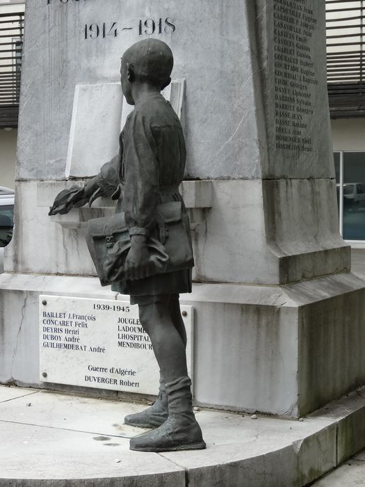 Vue partielle du monument