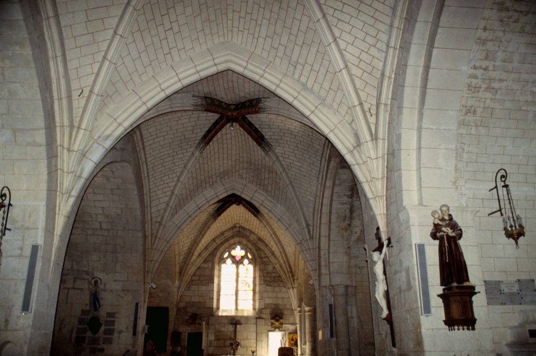 église abbatiale, vue partielle des voûtes de la nef