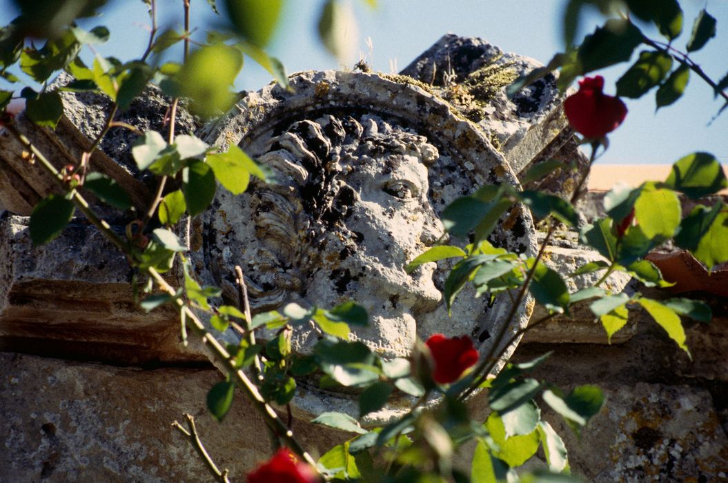 détail d’un fragment lapidaire (clef de voûte)