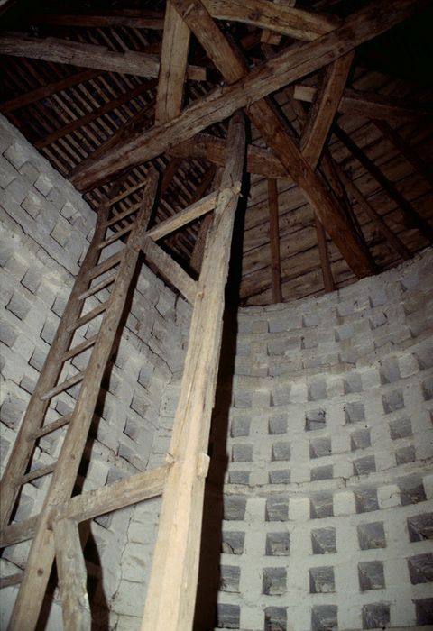 pigeonnier, vue partielle des boulins