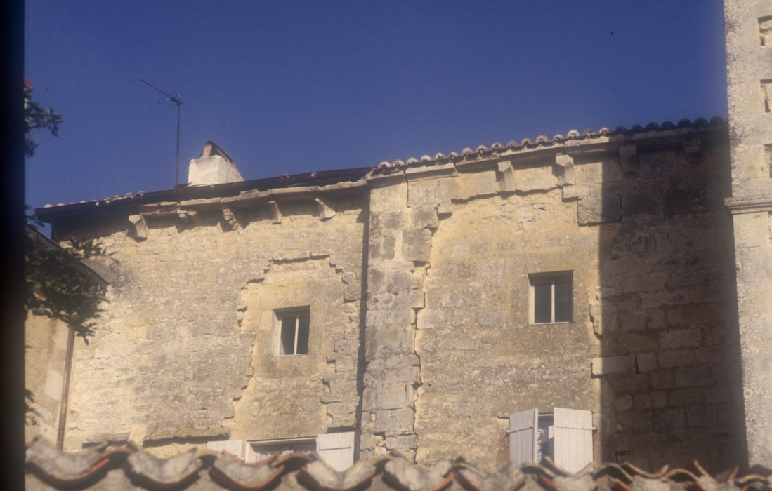 façade latérale nord-ouest, vue partielle