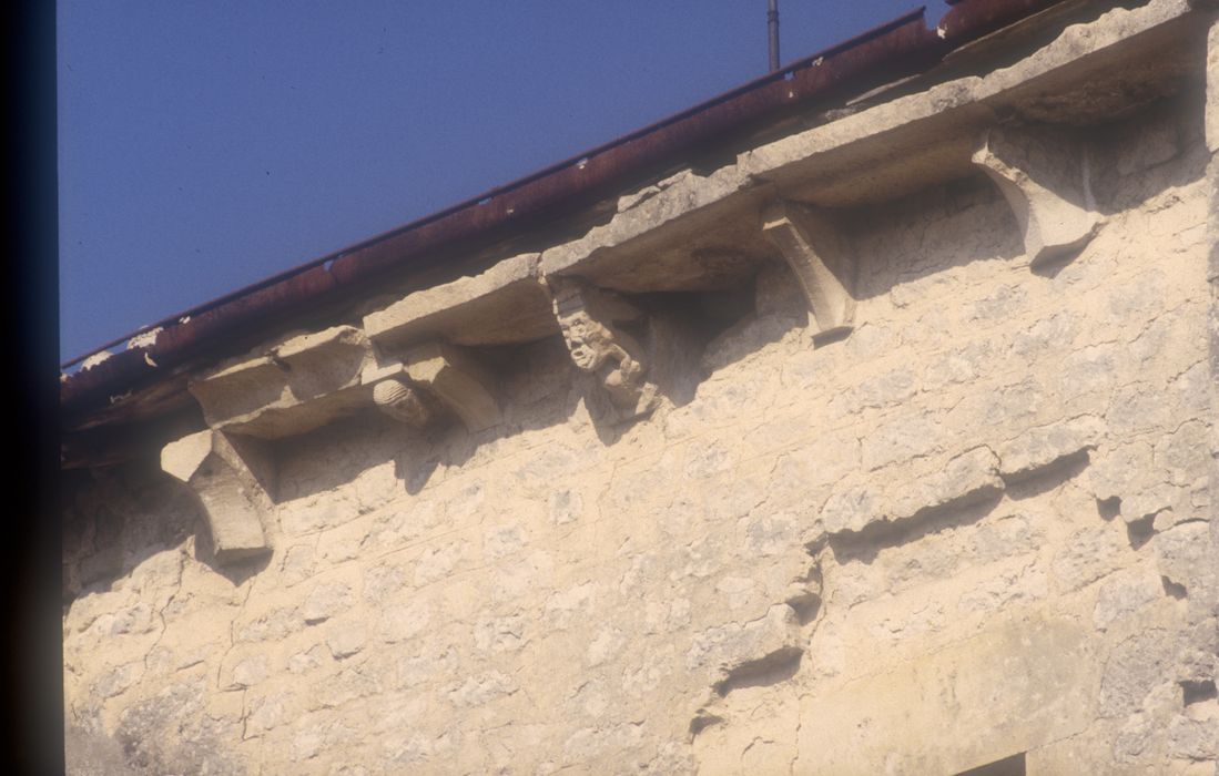 façade latérale nord-ouest, détail des corbeaux