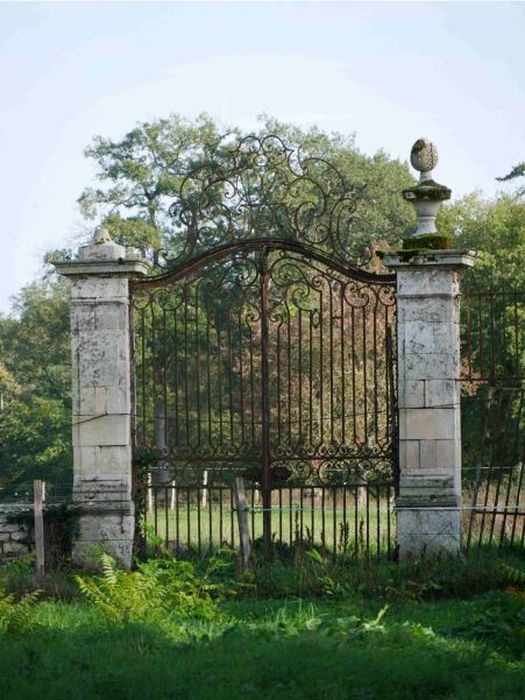 portail menant vers le centre équestre depuis la façade postérieure du château