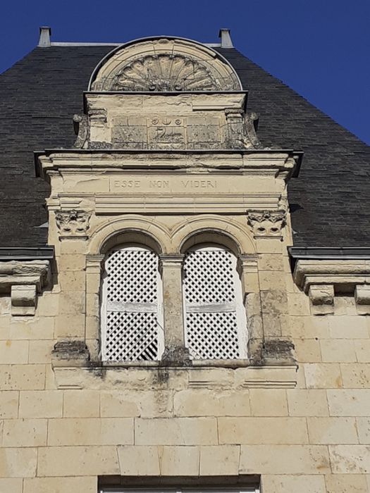 lucarne de la façade sur rue