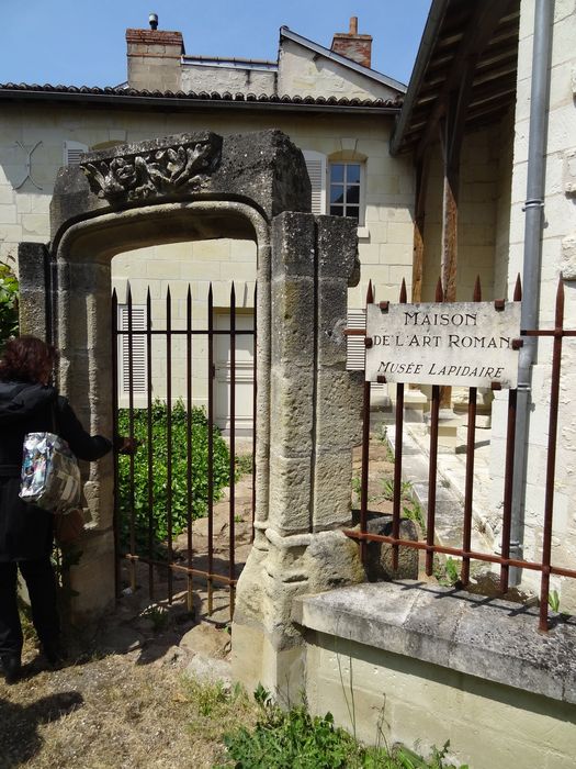 porte d’accès à la cour