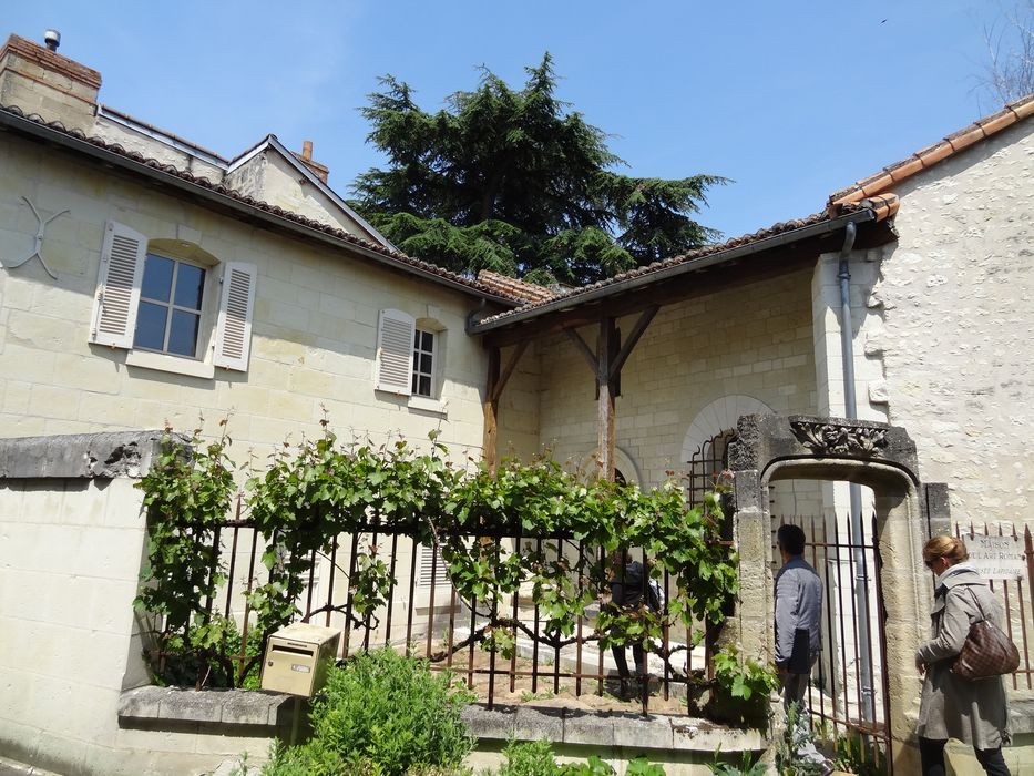 vue partielle des façades depuis la rue
