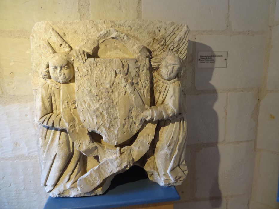 bas-relief armorié aux armes de Louis II de la Trémoille