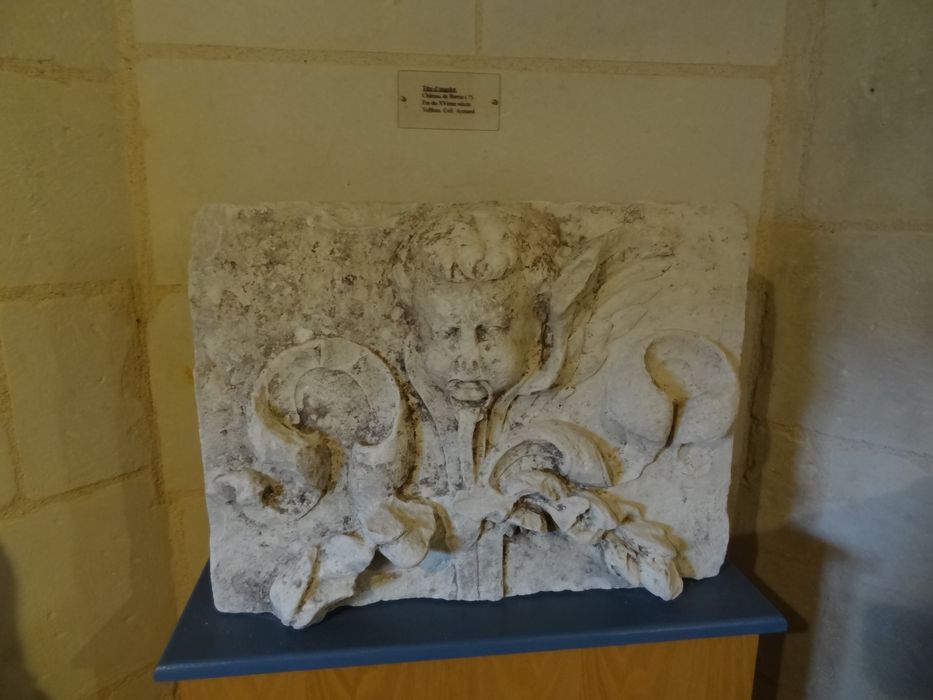 bas-relief (fragment lapidaire) : Ange