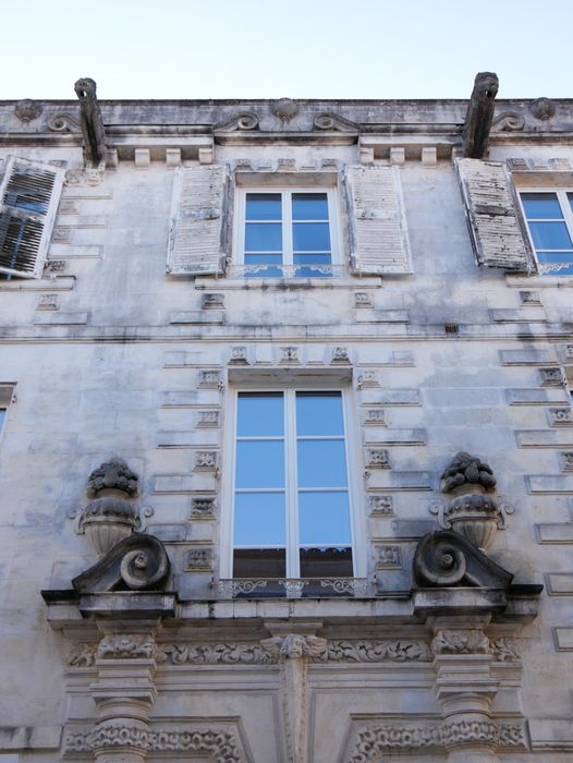 façade sur rue, vue partielle