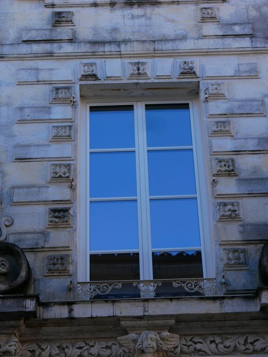 façade sur rue, détail d’une baie au 1er étage