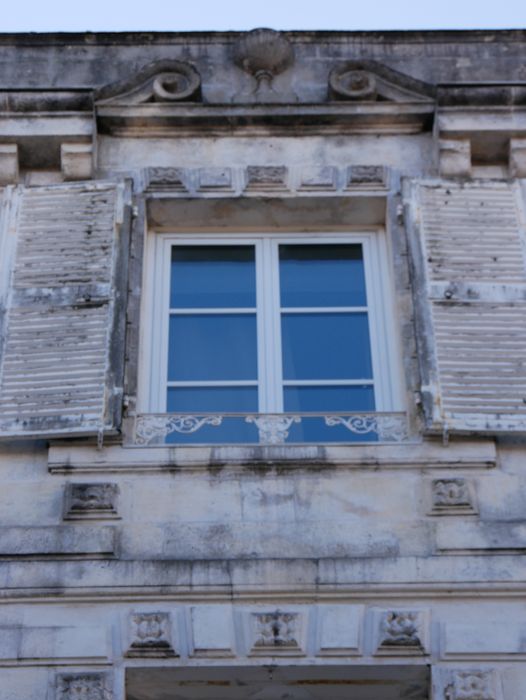 façade sur rue, détail d’une baie au 2e étage