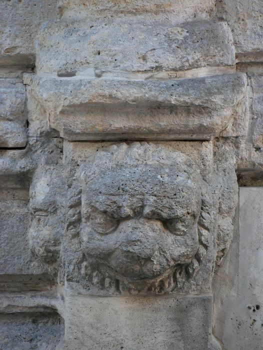 façade sur rue, détail décoratif