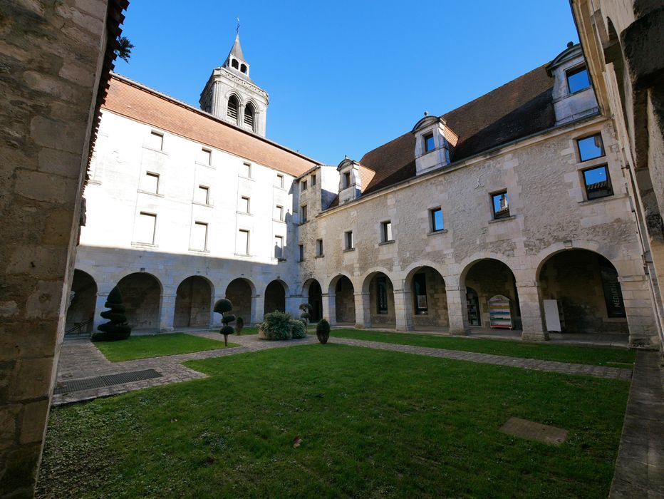 ancien cloître, ailes nord et est, façades sud et ouest